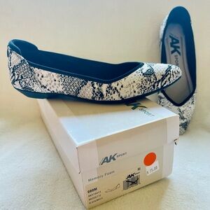 Anne Klein Sport Slip on Shoes Size 8 Like New with Box